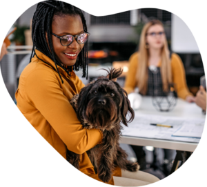 Une femme avec un chien sur les genoux