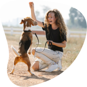 Une femme joue avec son chien